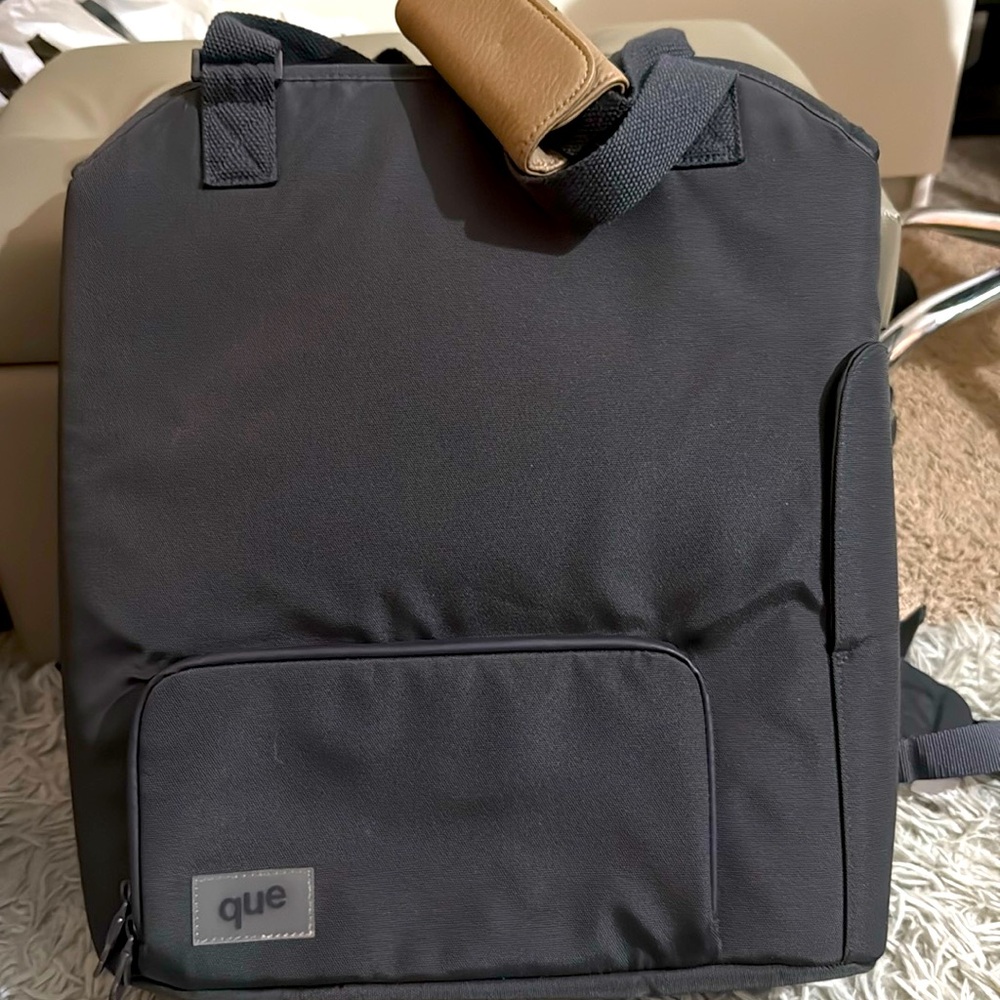 Que convertible tote bag backpack. Large with multiple pockets.